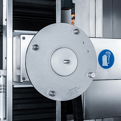 Knife holding fixture and knife drive