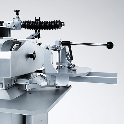 Dispositif d’affûtage par bande orientable Dispositif d’affûtage par bande orientable
